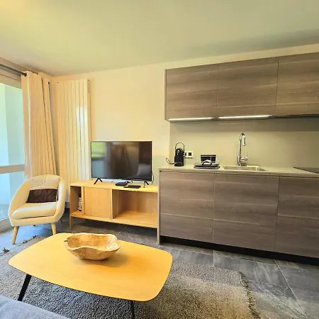 Modern Rochebrune In Out Apartment