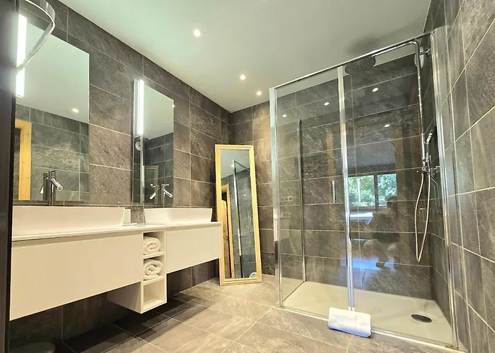 شقة Modern Rochebrune In Out